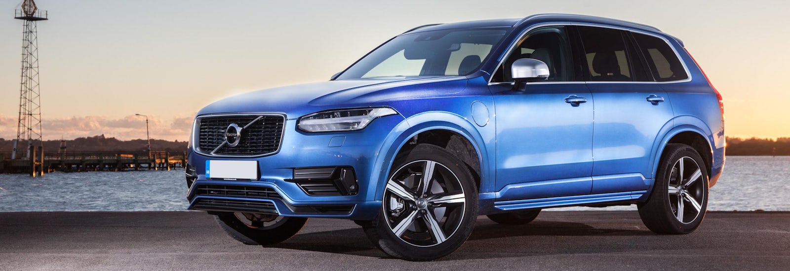 The Top 10 Best Hybrid Suvs And 4x4s 2017 18 Carwow Blue Volvo Xc90 T8 Hybrid Parked Viewed From The Front