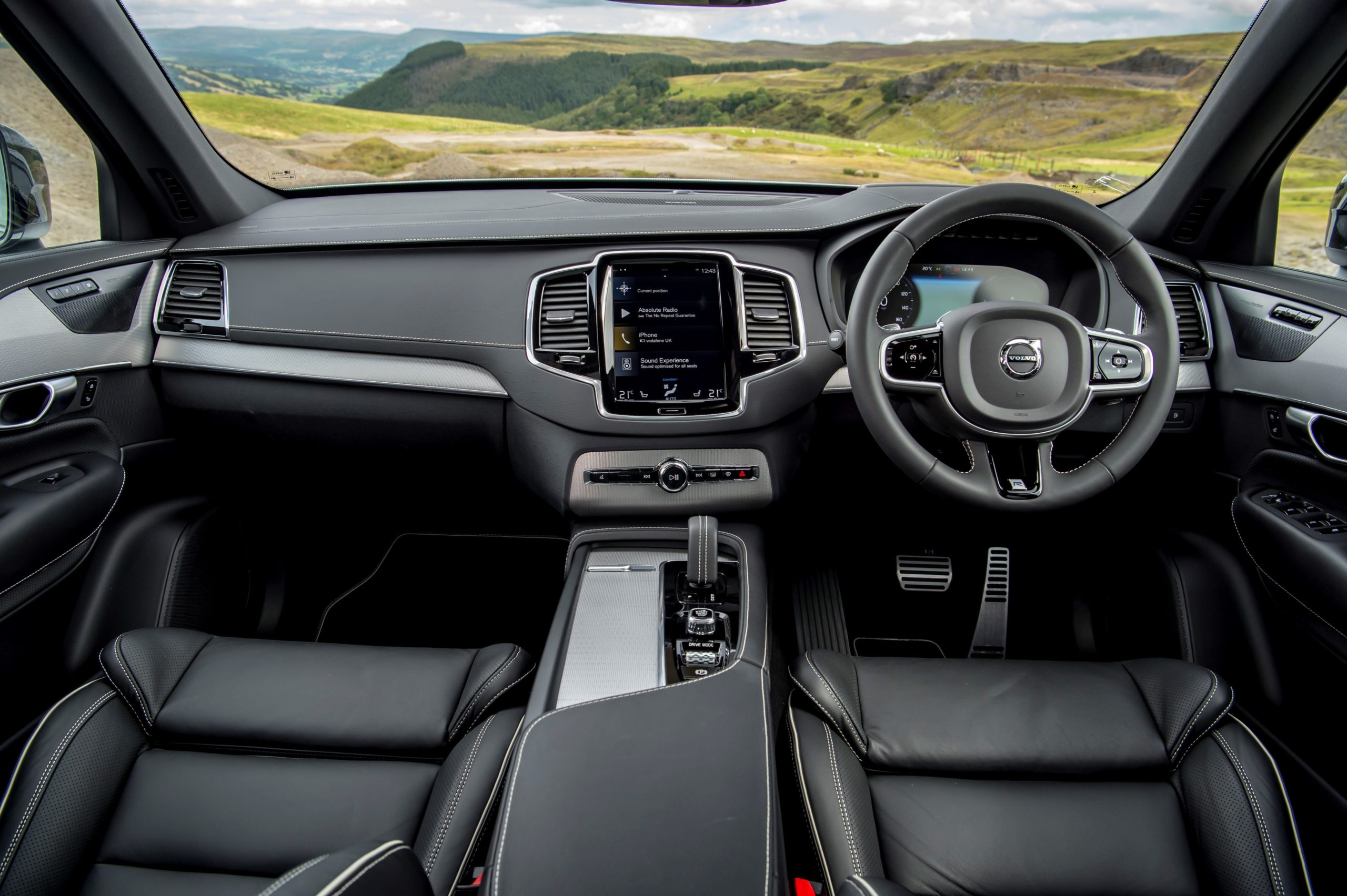 Volvo XC90 Hybrid Interior & Infotainment carwow