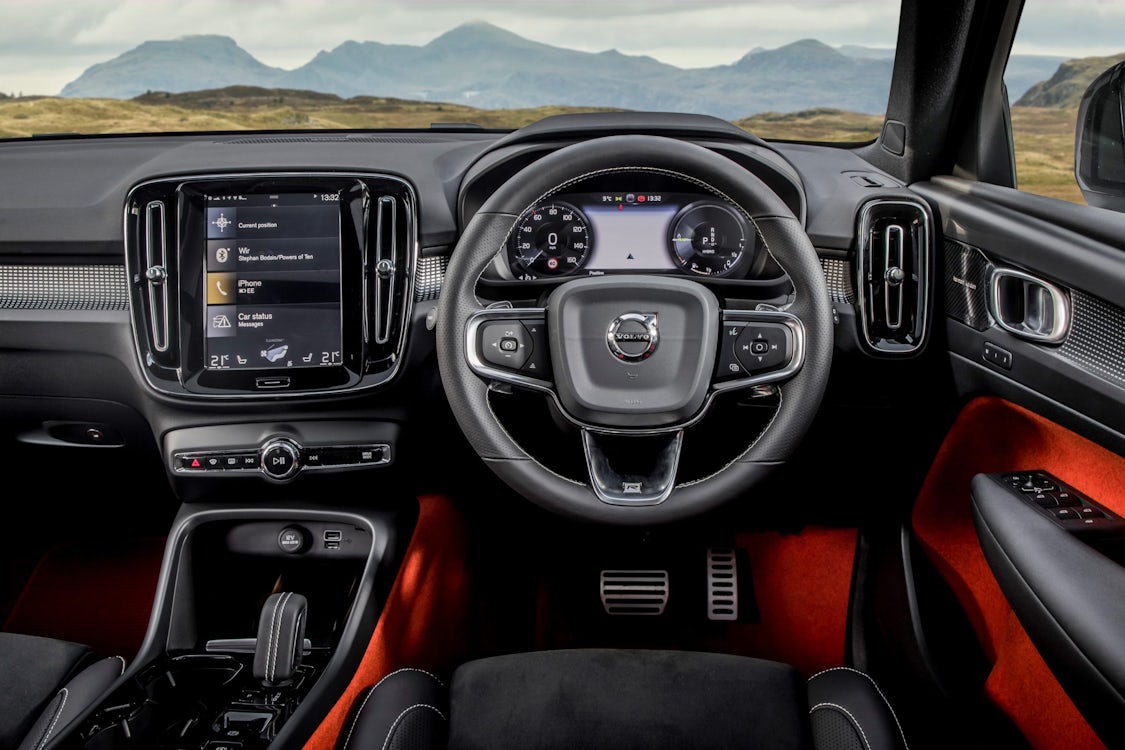 Volvo XC40 Hybrid Interior & Infotainment carwow