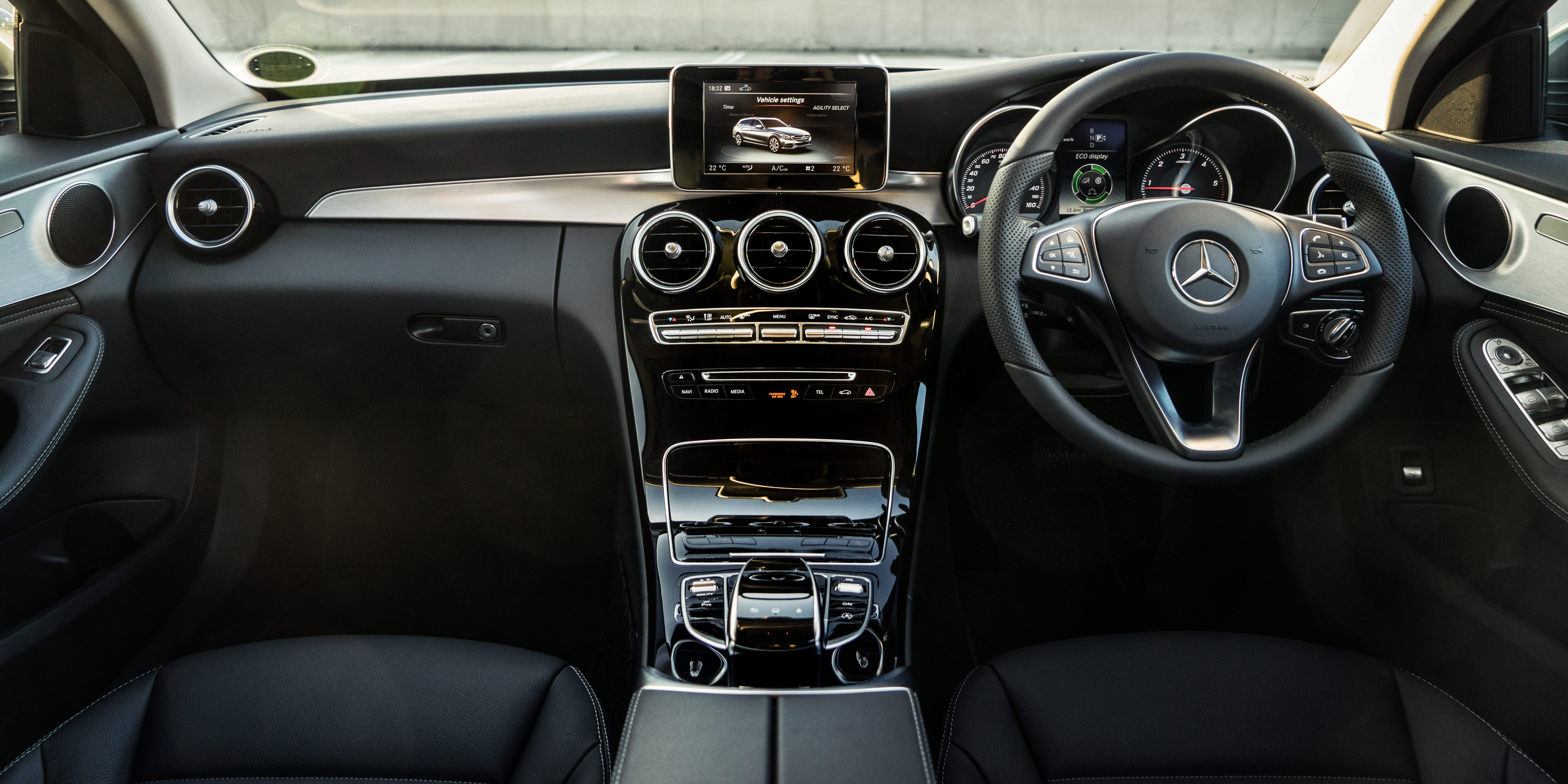 The dash looks lovely – the thick-bezelled infotainment screen less so