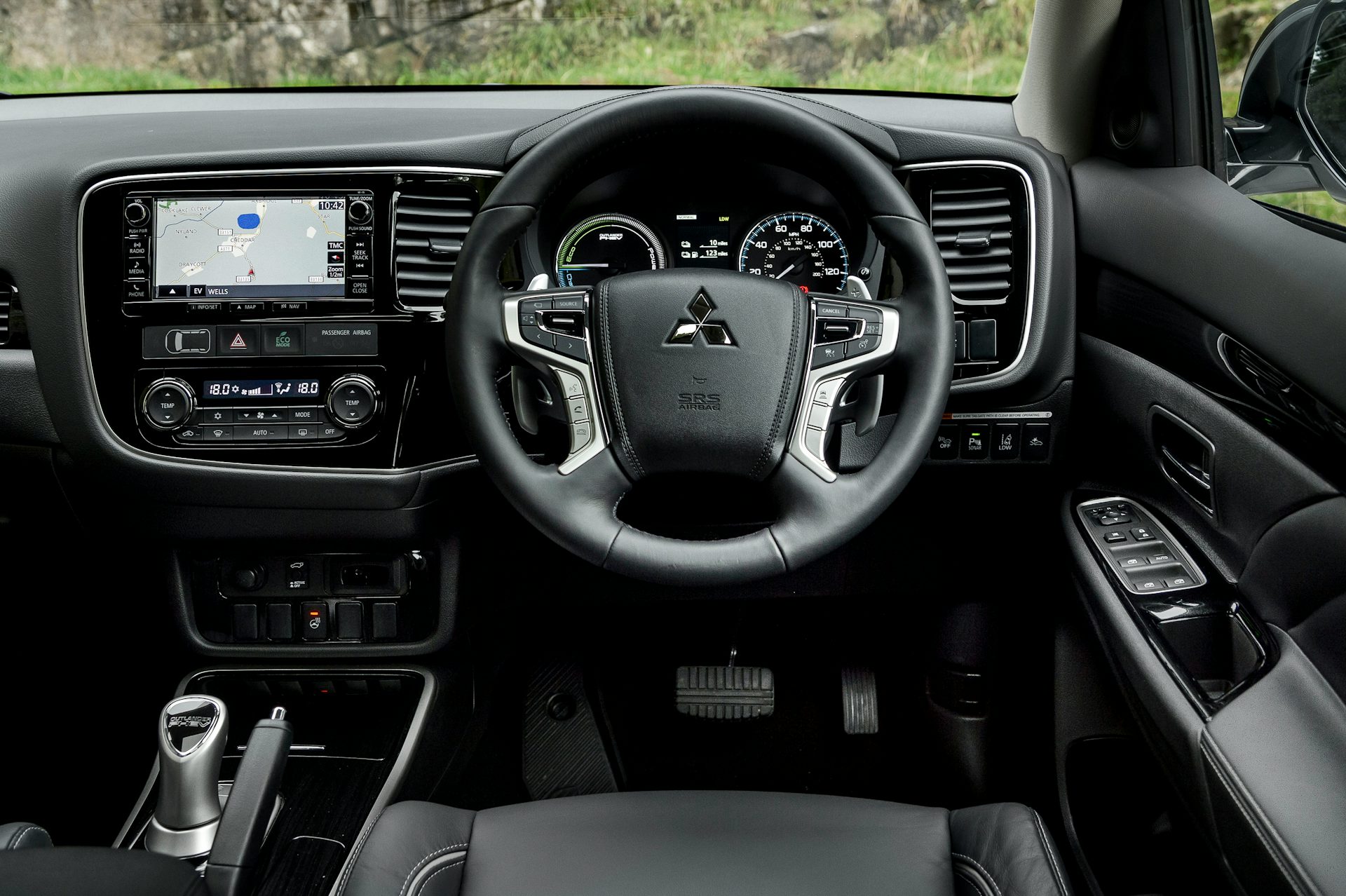 Mitsubishi Outlander Interior & Infotainment carwow