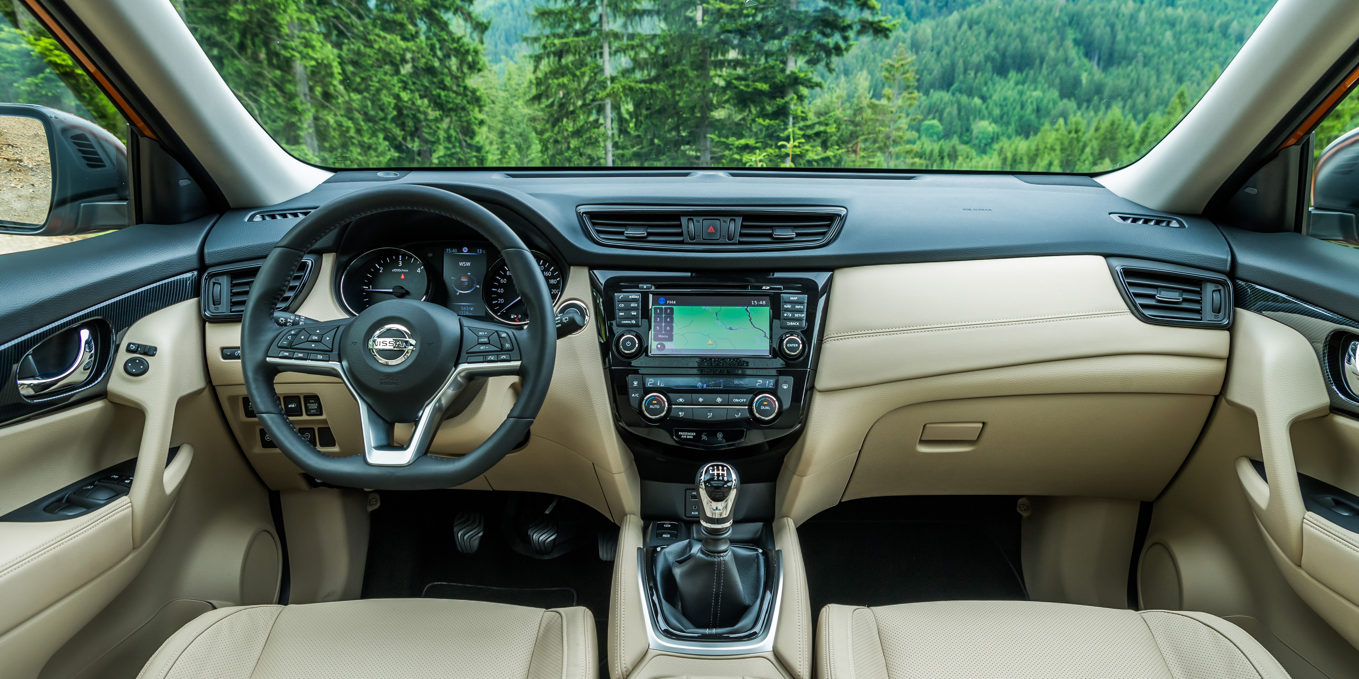Nissan X-Trail (2014-2017) Interior & Infotainment