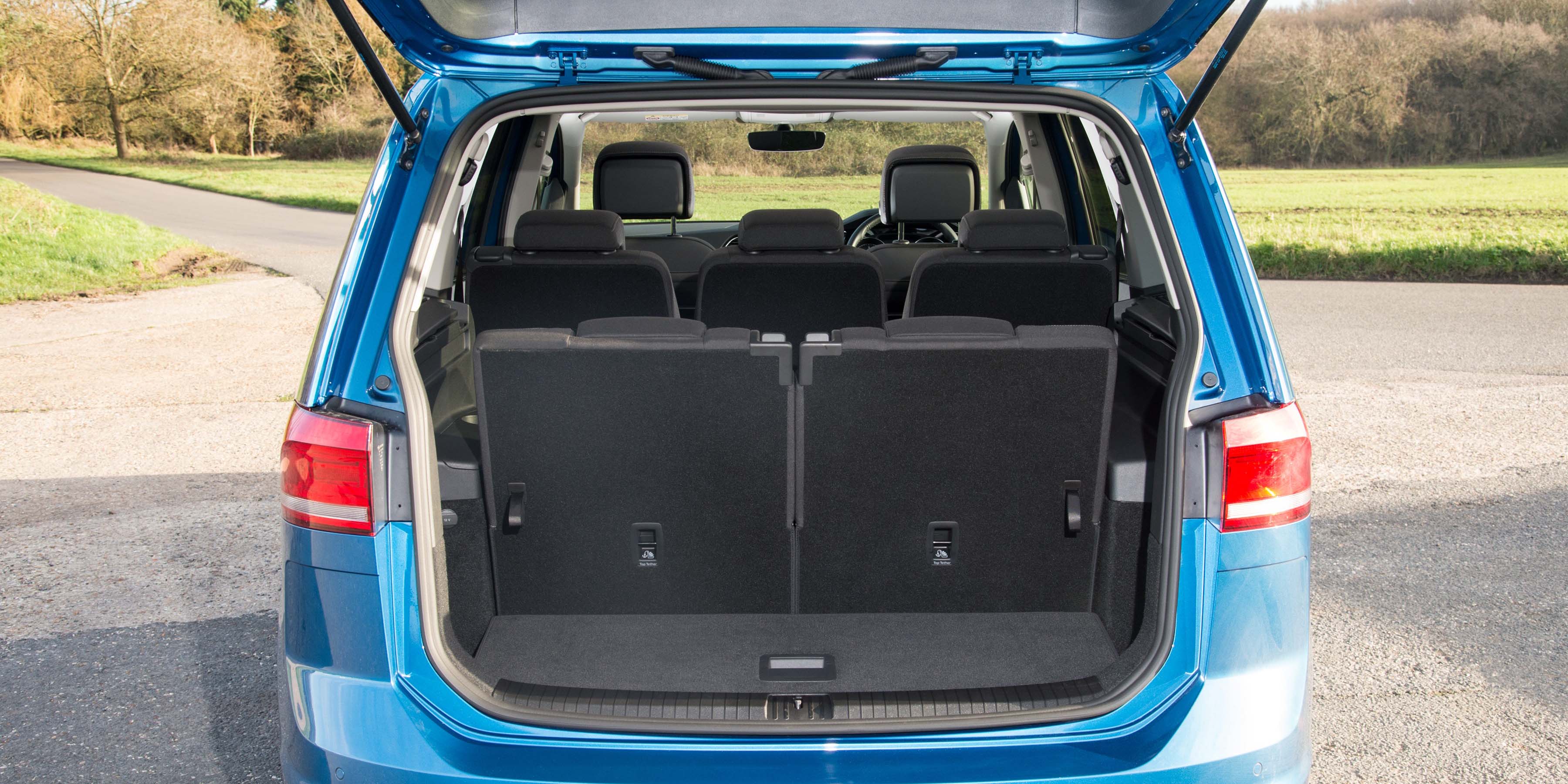 Volkswagen Touran Review 2022 | carwow