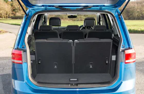 Volkswagen Touran Review 2022 | carwow