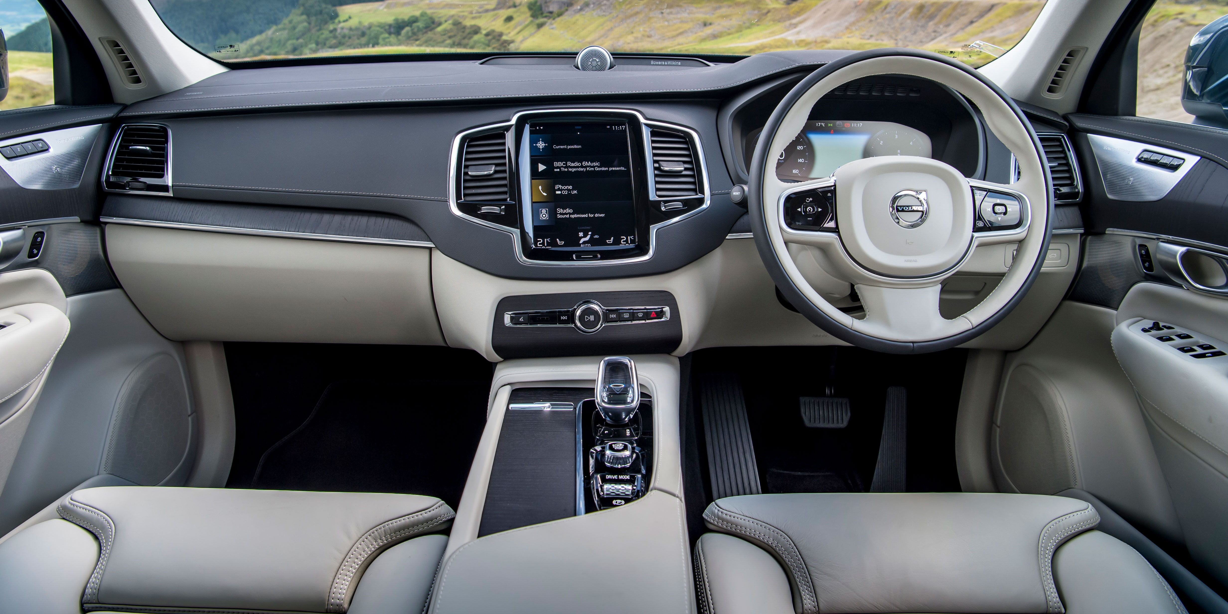 Volvo XC90 Interior & Infotainment carwow