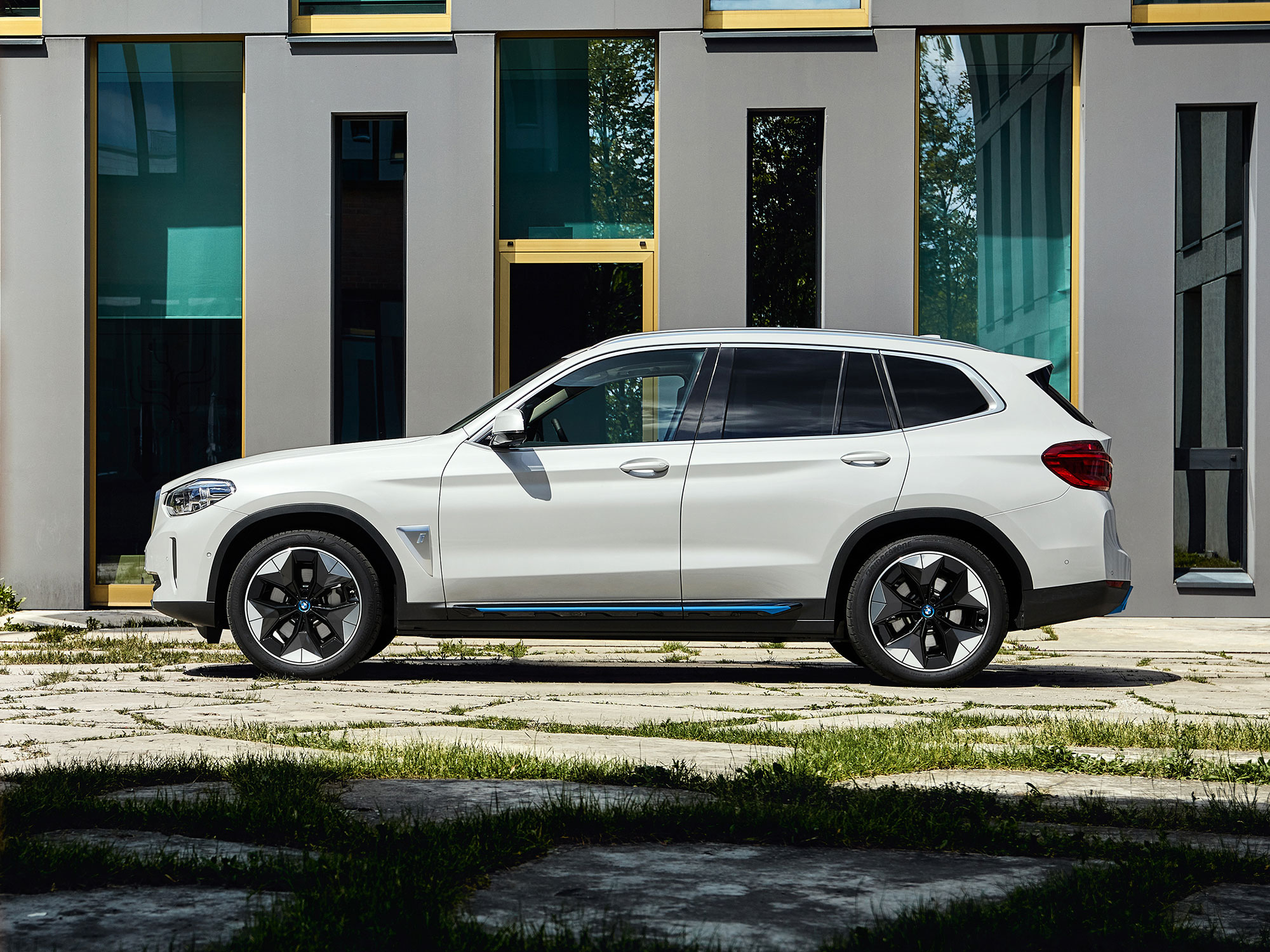 BMW iX3 Review 2022 | Drive, Specs & Pricing | carwow