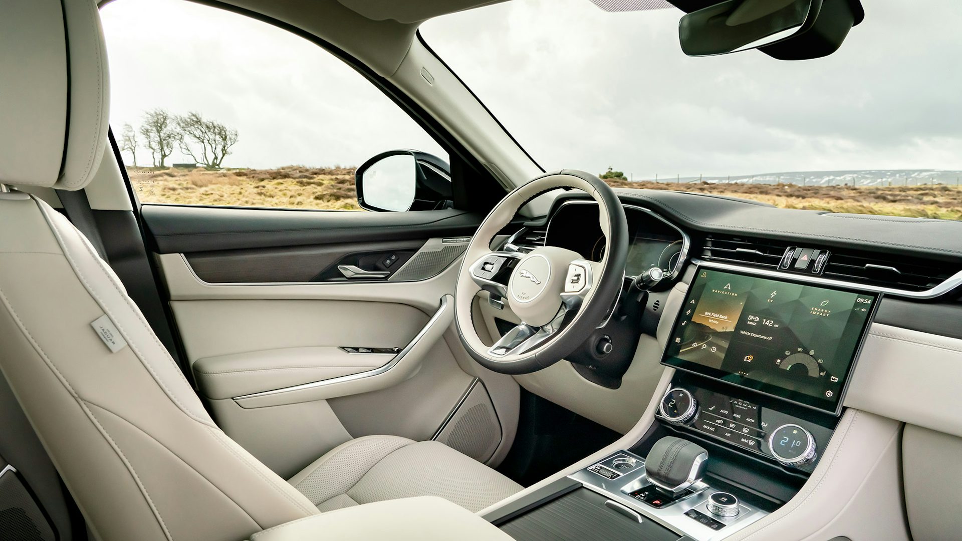 Jaguar FPACE Hybrid Interior & Infotainment carwow